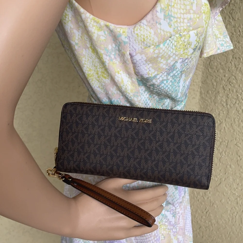Michael Kors Jet Set Travel Large Travel CONTINENTAL Wallet-Wristlet